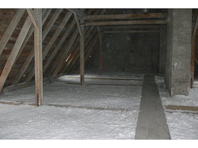 Zateplení stropu staršího objektu s vysokými stechami foukanou izolací a revizní lávkou